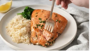 Crispy cooked salmon fillets from air fryer 